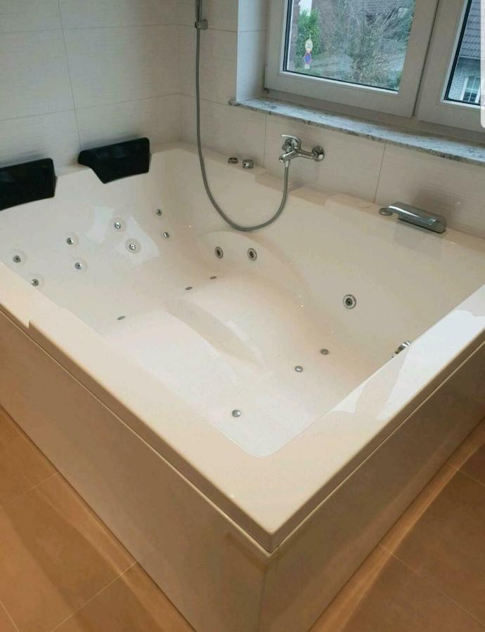 Ferienwohnung Mit Jacuzzi Naehe Flughafen Koeln Bonn Troisdorf Exterior foto