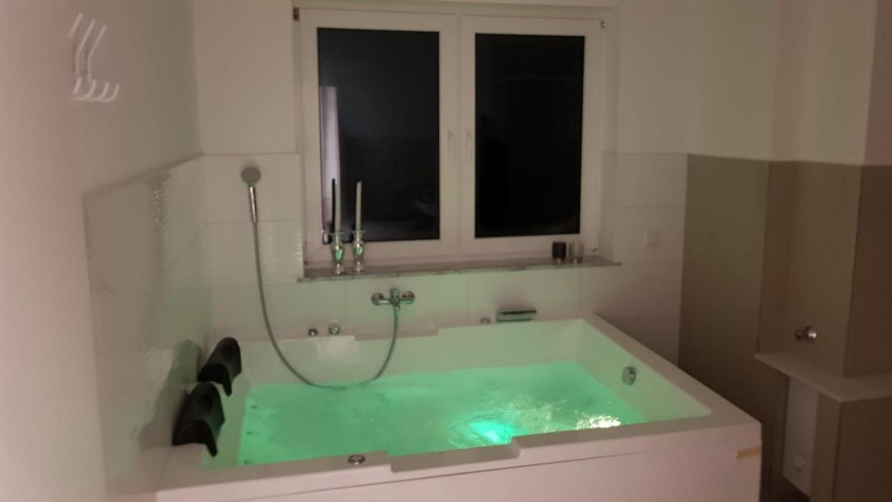 Ferienwohnung Mit Jacuzzi Naehe Flughafen Koeln Bonn Troisdorf Exterior foto