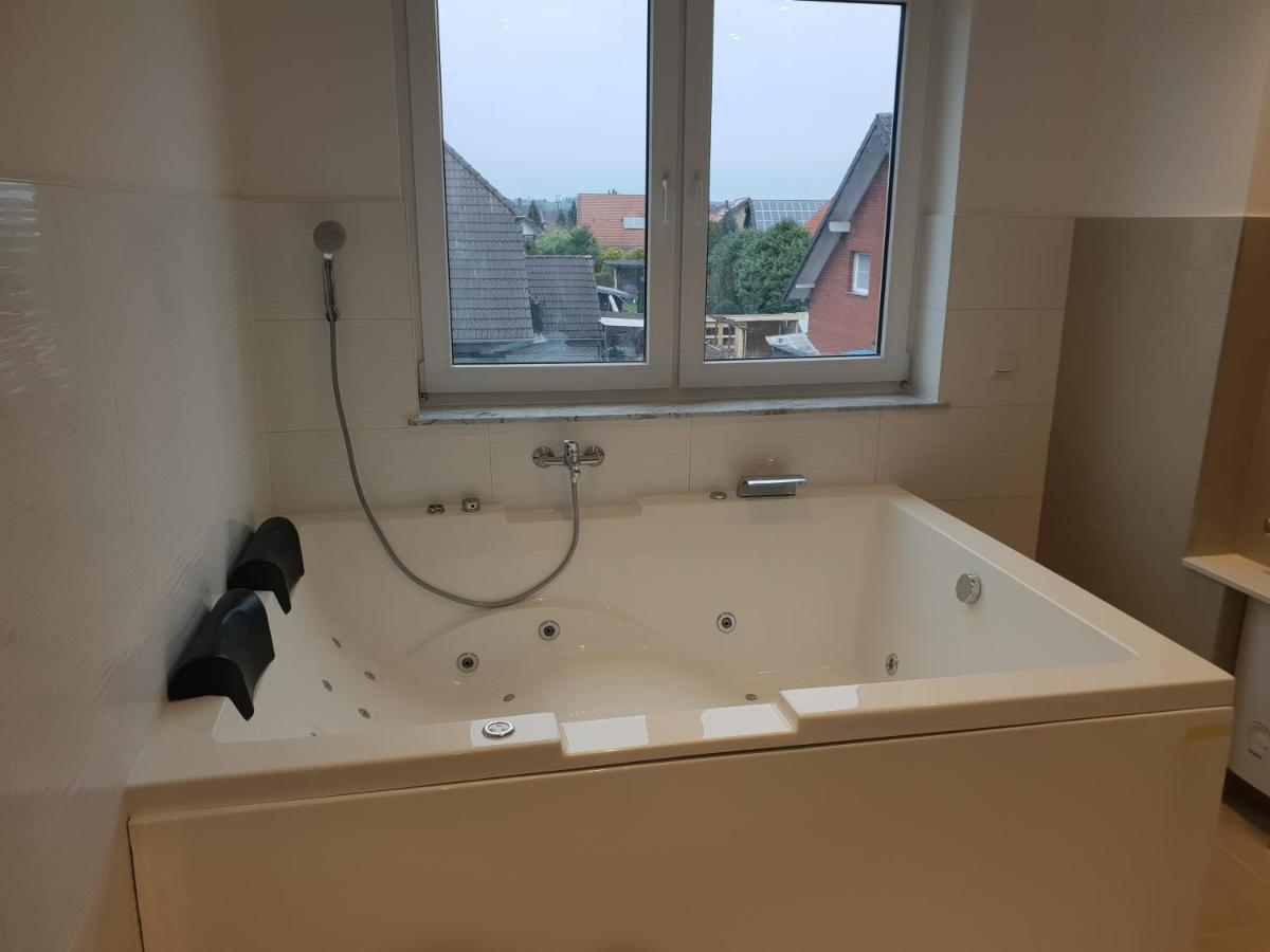 Ferienwohnung Mit Jacuzzi Naehe Flughafen Koeln Bonn Troisdorf Exterior foto